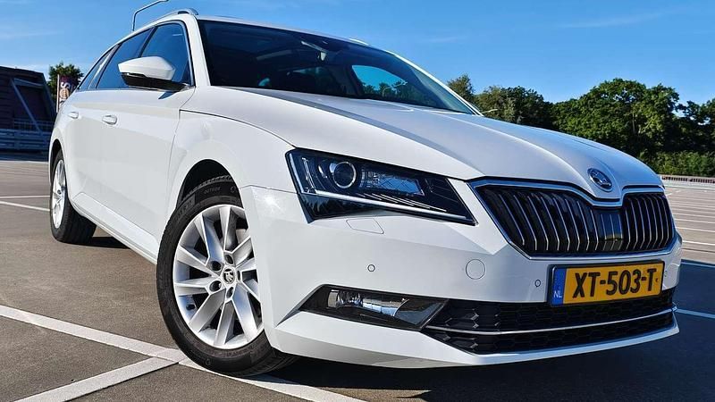 Wit Gebruikt 2019 Skoda Superb Stationwagen | € 21.750 (Eerlijke prijs) - Afbeelding 1/4