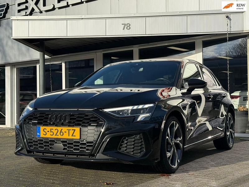 Zwart Occasion 2021 Audi A3 Hatchback | € 16.950 (Goede deal) - Afbeelding 1/4