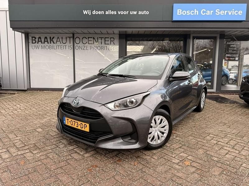 Grijs Gebruikt 2023 Toyota Yaris Hybrid Active Hatchback | € 19.950 (Goede deal) - Afbeelding 1/4