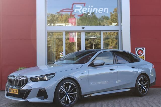 Grijs Gebruikt 2024 BMW 530e Shadowline Sedan | € 67.895 - Afbeelding 1/4