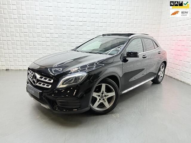 Zwart Gebruikt 2019 Mercedes GLA180 AMG SUV | € 22.499 (Eerlijke prijs) - Afbeelding 1/4