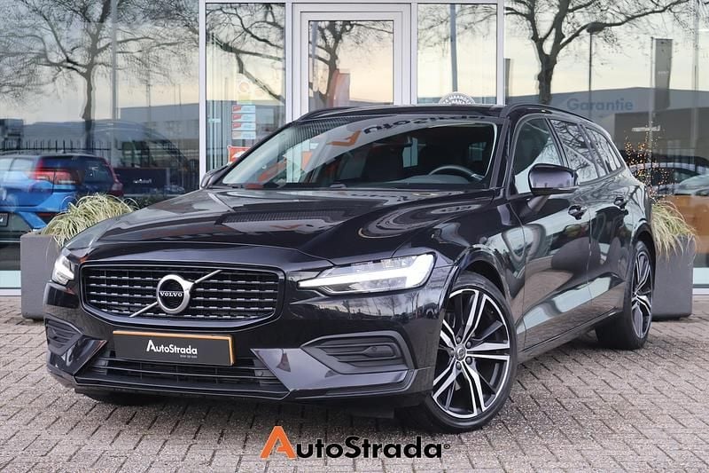 Zwart Gebruikt 2022 Volvo V60 Momentum Stationwagen | € 25.700 (Super prijs) - Afbeelding 1/4
