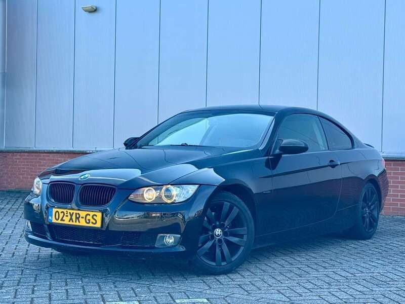 Zwart Gebruikt 2007 BMW 320 Coupé | € 7.250 (Eerlijke prijs) - Afbeelding 1/4