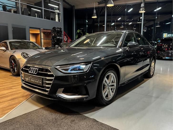 Grijs (metallic) Gebruikt 2020 Audi A4 Sport Sedan | € 19.950 (Goede deal) - Afbeelding 1/4