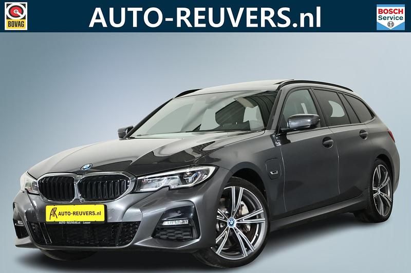 Grijs Occasion 2022 BMW 330e M Sport Stationwagen | € 39.900 (Eerlijke prijs) - Afbeelding 1/4