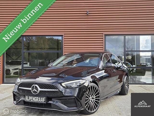 Zwart Gebruikt 2022 Mercedes C200 AMG line Sedan | € 36.750 (Goede deal) - Afbeelding 1/4