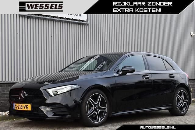 Zwart (metallic) Gebruikt 2022 Mercedes A180 AMG line Hatchback | € 27.500 (Goede deal) - Afbeelding 1/4