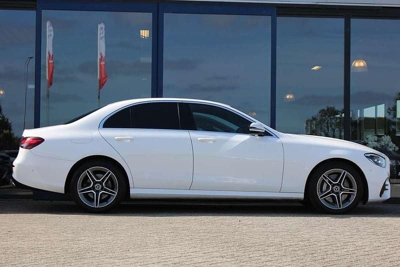 Wit Gebruikt 2022 Mercedes E300 AMG line Sedan | € 37.900 (Goede deal) - Afbeelding 1/4
