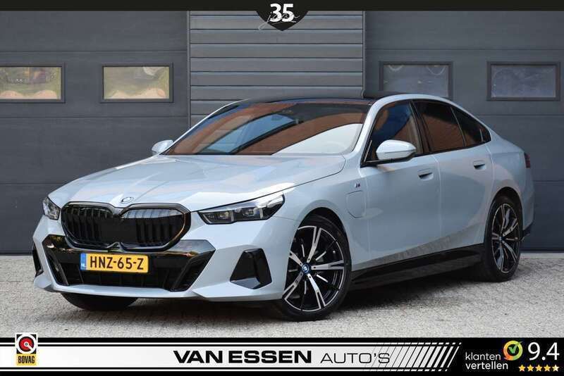 Grijs, metallic lak Gebruikt 2024 BMW 530 M Sport Sedan | € 65.995 - Afbeelding 1/4