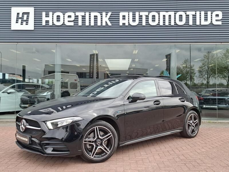Zwart Gebruikt 2021 Mercedes A250 Premium Plus Hatchback | € 29.440 (Eerlijke prijs) - Afbeelding 1/4