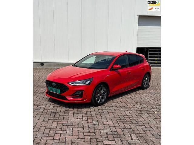 Rood Gebruikt 2025 Ford Focus ST-Line Hatchback | € 27.499 (Eerlijke prijs) - Afbeelding 1/4