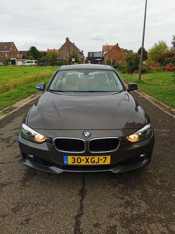 Bruin Gebruikt 2012 BMW 320 Executive Sedan | € 13.000 (Goede deal) - Afbeelding 1/4