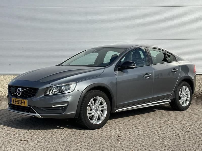 Grijs Gebruikt 2017 Volvo S60 Momentum Sedan | € 21.900 - Afbeelding 1/4