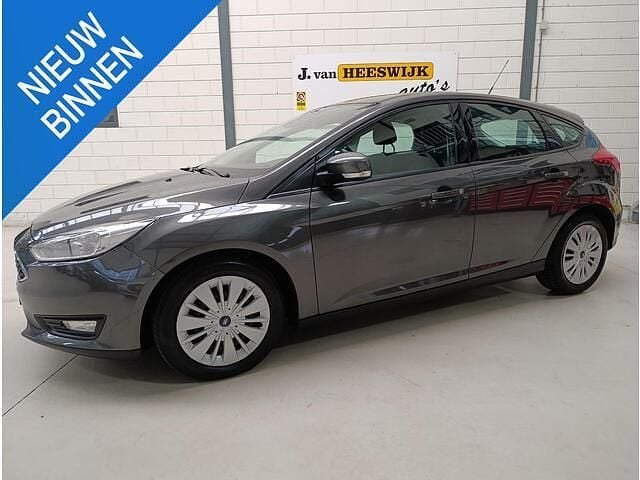 Grijs, metallic lak Gebruikt 2017 Ford Focus Trend Hatchback | € 6.450 (Goede deal) - Afbeelding 1/4