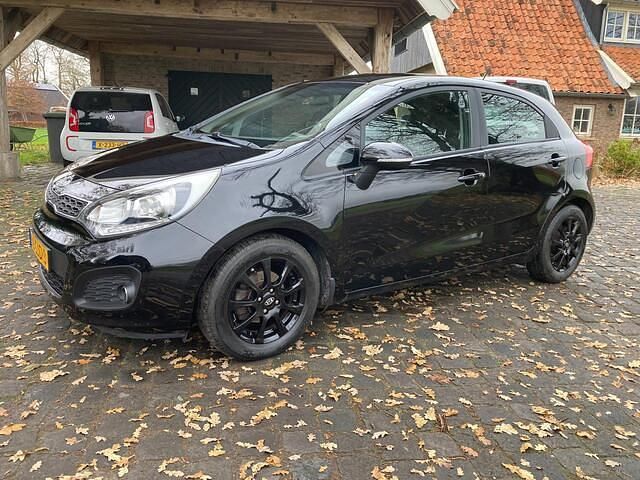 Zwart Gebruikt 2011 Kia Rio Hatchback | € 3.750 (Goede deal) - Afbeelding 1/4