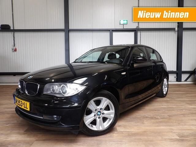 Zwart Gebruikt 2010 BMW 120 Hatchback | € 4.990 (Eerlijke prijs) - Afbeelding 1/4