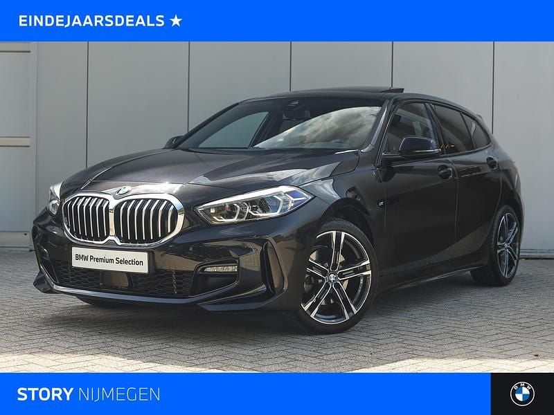 Zwart Gebruikt 2024 BMW 118 Executive Hatchback | € 34.750 (Eerlijke prijs) - Afbeelding 1/4