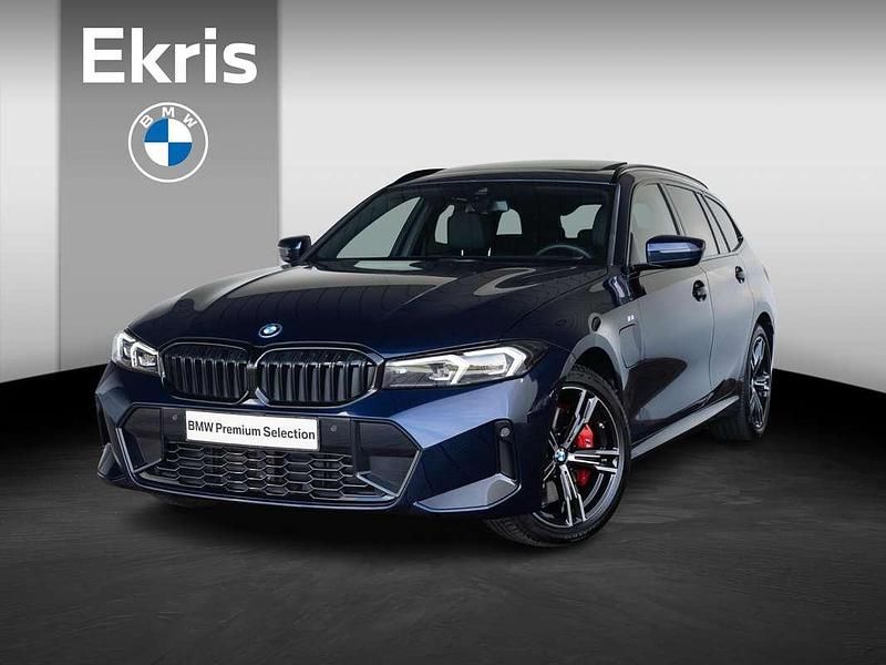 Blauw, metallic lak Gebruikt 2025 BMW 330e M Sport Stationwagen | € 57.900 (Eerlijke prijs) - Afbeelding 1/4