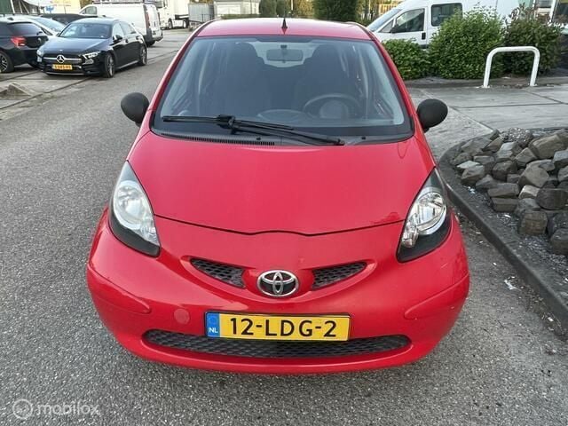 Rood Gebruikt 2005 Toyota Aygo Hatchback | € 1.250 (Eerlijke prijs) - Afbeelding 1/4