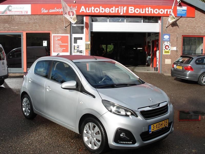 Grijs Gebruikt 2014 Peugeot 108 Active Top Hatchback | € 6.750 (Eerlijke prijs) - Afbeelding 1/4