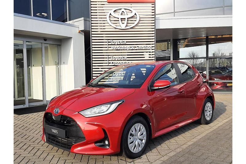 Occasion Toyota Yaris Hybrid Business Edition 116 PK (85 kW) 2023 Rood Hatchback