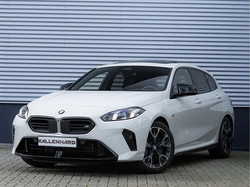 Wit Gebruikt 2024 BMW M135 Comfort Edition Hatchback | € 59.875 (Super prijs) - Afbeelding 1/4