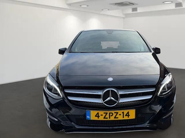 Occasion Mercedes B180 Ambition 122 PK (89 kW) 2015 Zwart (metallic) MPV