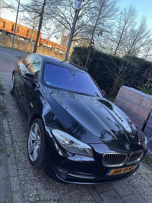 Zwart Occasion 2012 BMW 530 Executive Sedan | € 13.950 (Eerlijke prijs) - Afbeelding 1/4