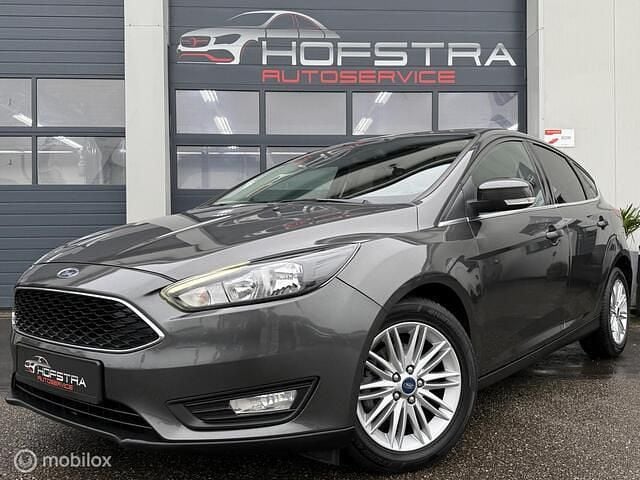 Grijs Gebruikt 2017 Ford Focus Hatchback | € 9.945 (Eerlijke prijs) - Afbeelding 1/4