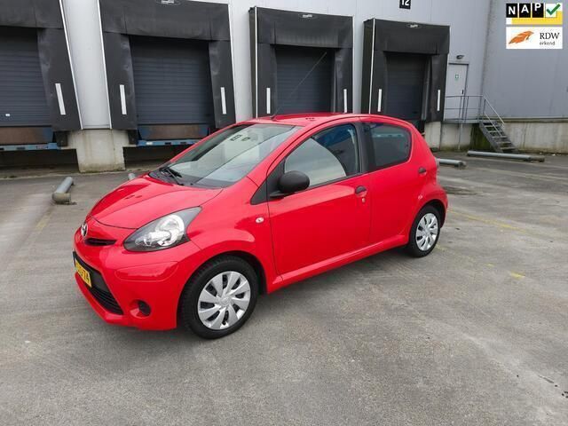 Rood Gebruikt 2013 Toyota Aygo Hatchback | € 4.495 (Goede deal) - Afbeelding 1/4