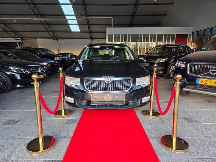 Zwart Occasion 2010 Skoda Superb Elegance Stationwagen | € 4.444 (Goede deal) - Afbeelding 1/3