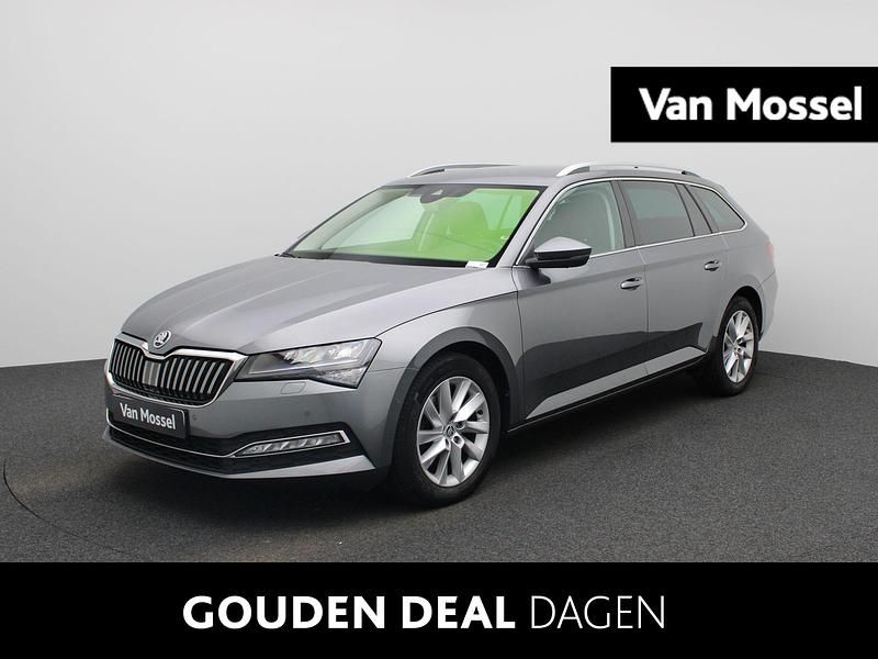 Grijs Gebruikt 2022 Skoda Superb Business Line Stationwagen | € 30.944 (Iets duurder) - Afbeelding 1/4