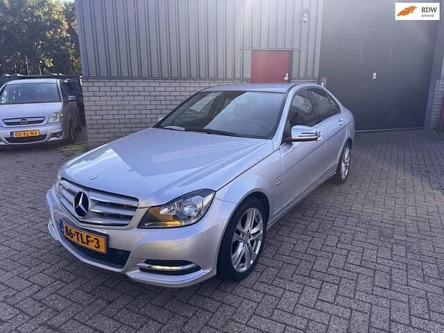 Grijs Gebruikt 2011 Mercedes C180 Avantgarde Sedan | € 10.750 (Eerlijke prijs) - Afbeelding 1/4