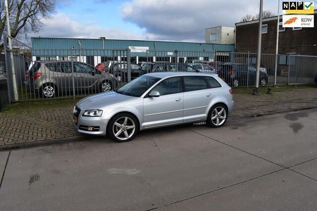 Grijs, metallic lak Gebruikt 2011 Audi A3 Sportback Attraction Hatchback | € 5.950 (Goede deal) - Afbeelding 1/4