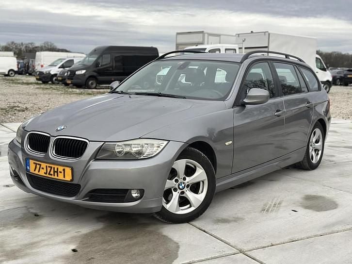 Grijs Gebruikt 2009 BMW 318 Stationwagen | € 3.495 (Eerlijke prijs) - Afbeelding 1/4