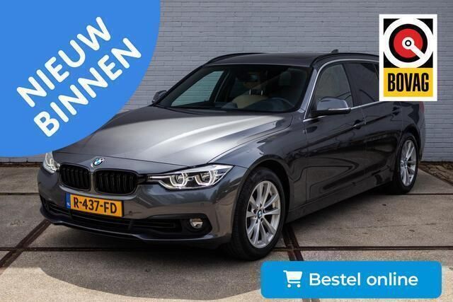 Grijs, metallic lak Gebruikt 2018 BMW 318 Executive Stationwagen | € 18.500 (Eerlijke prijs) - Afbeelding 1/4