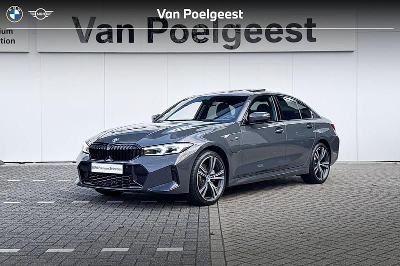 Dravitgrau metallic (grijs metallic) Gebruikt 2024 BMW 320e M Sport Sedan | € 43.900 (Eerlijke prijs) - Afbeelding 1/4