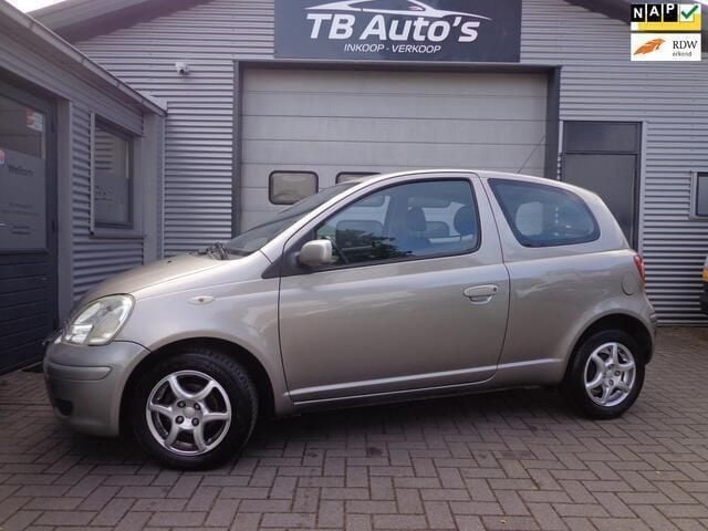 Grijs Gebruikt 2004 Toyota Yaris Sol Hatchback | € 1.850 (Eerlijke prijs) - Afbeelding 1/4