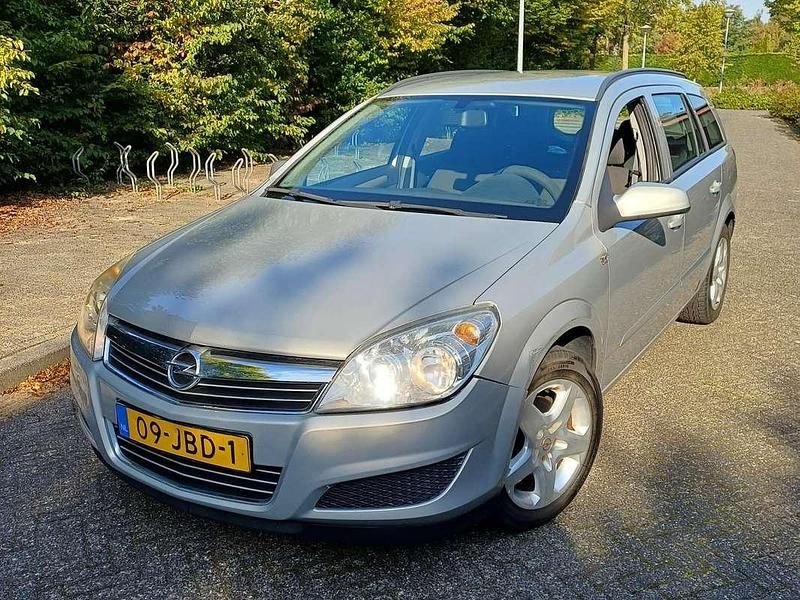 Zilver Gebruikt 2009 Opel Astra Essentia Stationwagen | € 1.450 (Goede deal) - Afbeelding 1/4