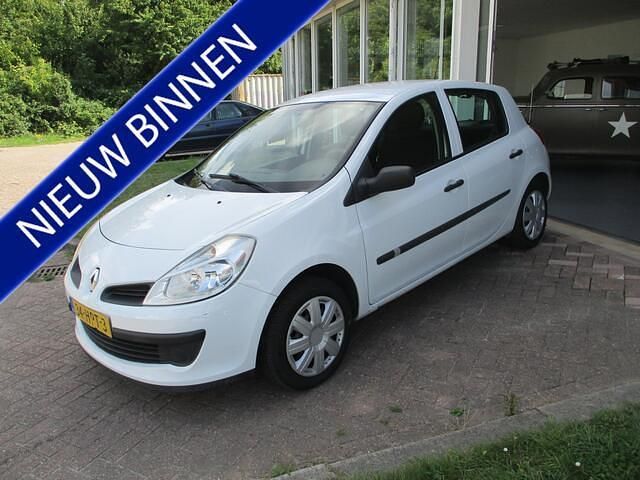 Wit Gebruikt 2009 Renault Clio II Authentique Hatchback | € 2.760 (Duur) - Afbeelding 1/4