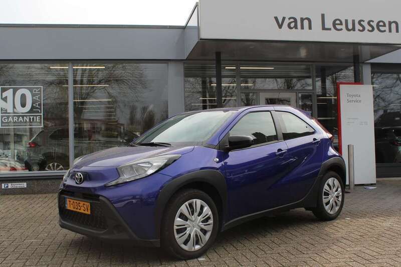 Blauw, metallic lak Gebruikt 2023 Toyota Aygo Play Hatchback | € 15.740 (Eerlijke prijs) - Afbeelding 1/4