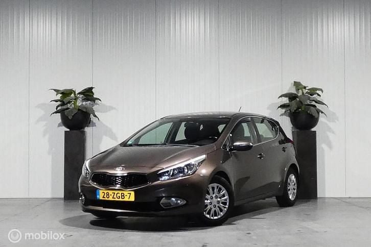 Bruin Gebruikt 2012 Kia Ceed Comfort Hatchback | € 5.999 (Eerlijke prijs) - Afbeelding 1/4