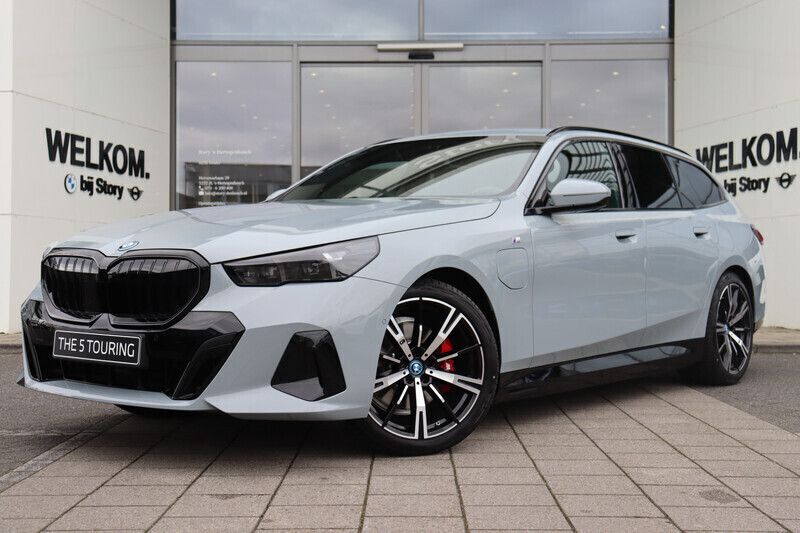 Grijs Nieuw 2025 BMW 530e M Sport Stationwagen | € 87.499 (Goede deal) - Afbeelding 1/4