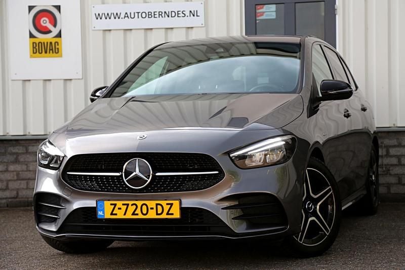 Grijs Gebruikt 2020 Mercedes B250e AMG MPV | € 27.900 - Afbeelding 1/4