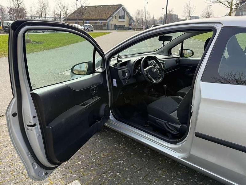 Occasion Toyota Yaris 99 PK (72 kW) 2012 Zilver Hatchback