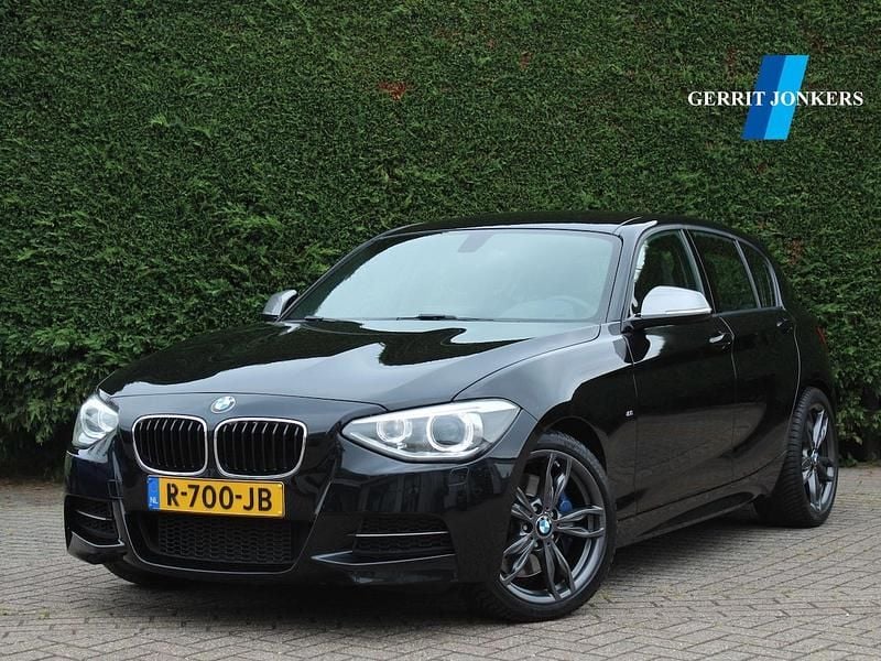Zwart Gebruikt 2014 BMW M135 Executive Hatchback | € 18.900 (Goede deal) - Afbeelding 1/4