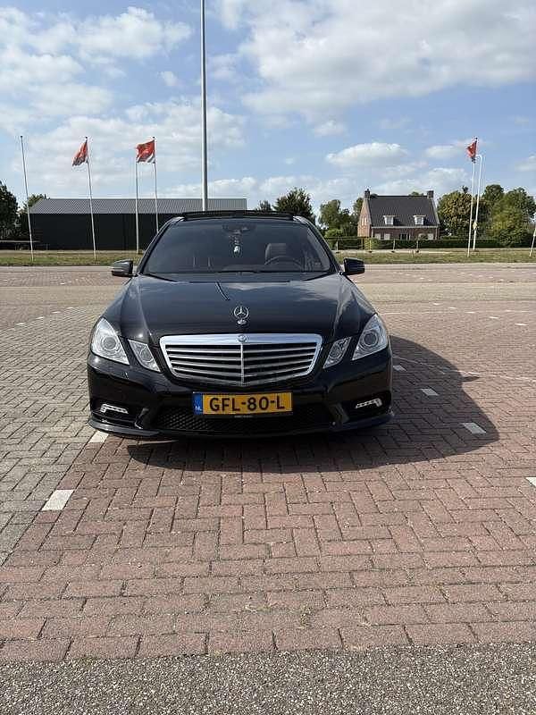 Zwart Gebruikt 2011 Mercedes E350 Avantgarde Sedan | € 22.450 (Iets duurder) - Afbeelding 1/4