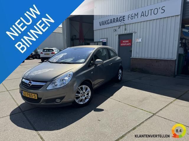 Bruin Occasion 2011 Opel Corsa Cosmo Hatchback | € 4.950 (Iets duurder) - Afbeelding 1/4