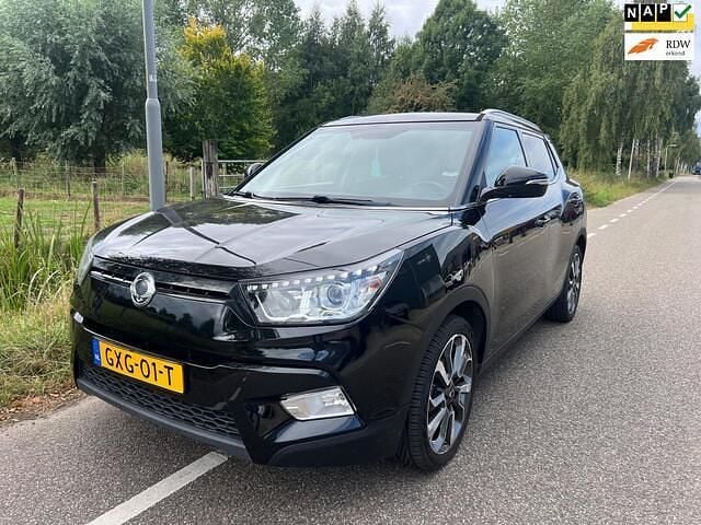 Zwart Gebruikt 2015 Ssangyong (KGM) Tivoli Crystal SUV | € 4.999 - Afbeelding 1/4