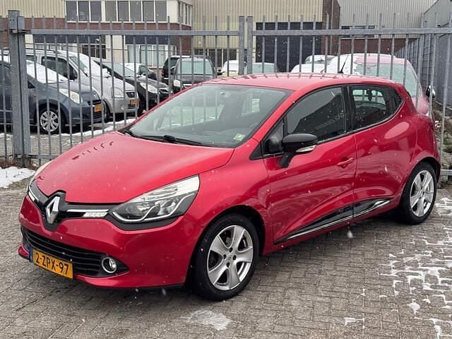 Rood Occasion 2015 Renault Clio IV Expression Hatchback | € 5.990 (Goede deal) - Afbeelding 1/4
